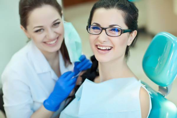 Dentalhygiene Behandlung von einem professionellen Dentalhygienikerin | Swiss Smile  